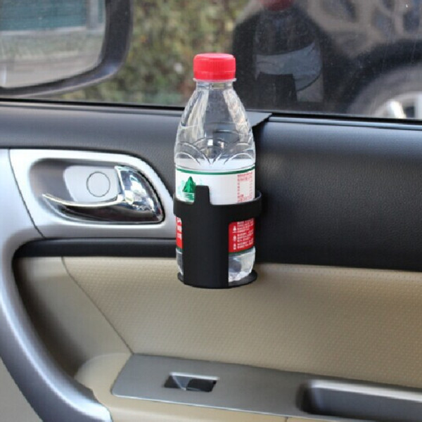 Plastikinis automobilinis laikiklis, tinkantis gėrimams