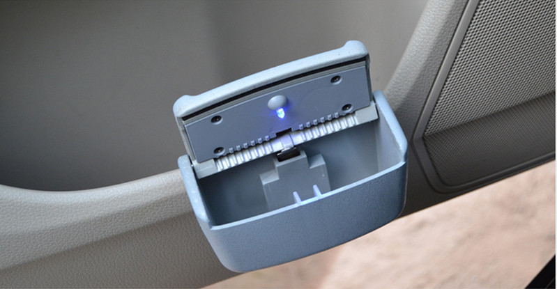 Universali peleninė automobiliui su dangčiu ir LED lempute