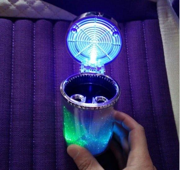 Τασάκι αυτοκινήτου με διάφορα φώτα LED που αλλάζουν