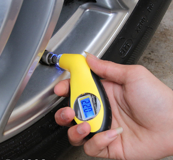 Електронен цифров уред за измерване налягането в гумите на автомобила