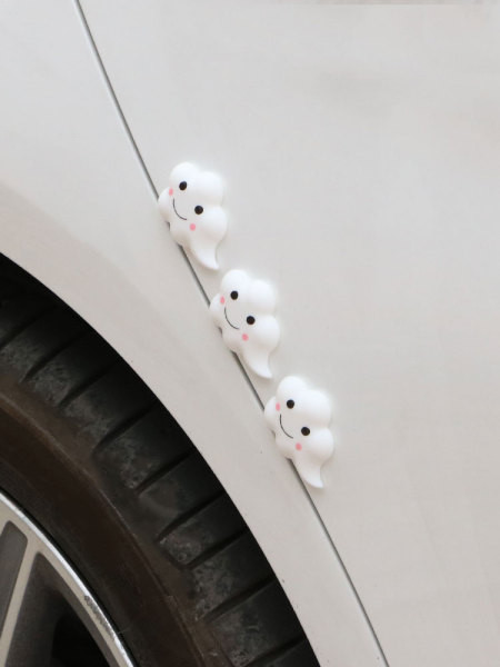 Kahe autokleebise komplekt, et vältida kriimustuste tekkimist pilvedena