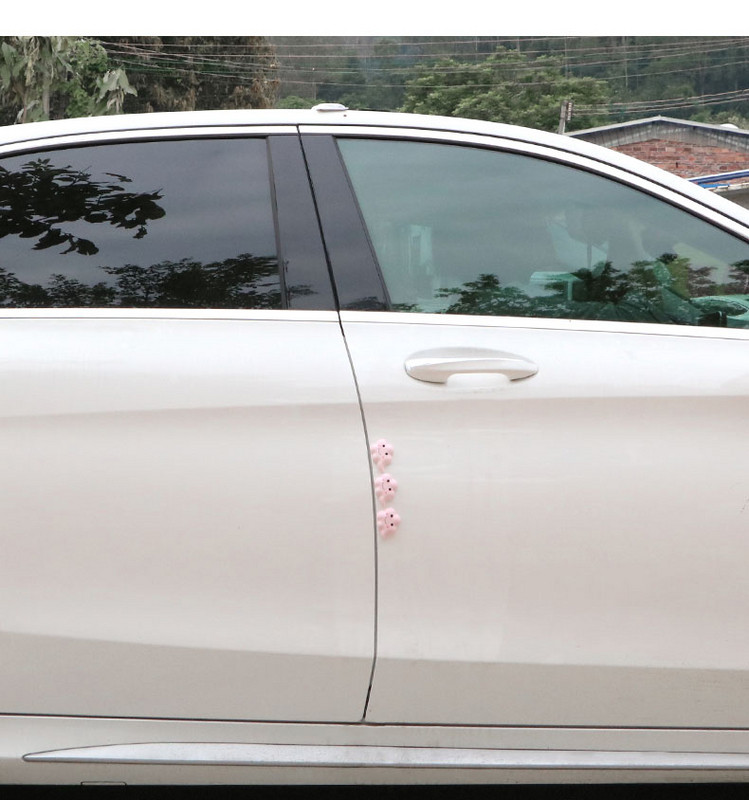 Kahe autokleebise komplekt, et vältida kriimustuste tekkimist pilvedena