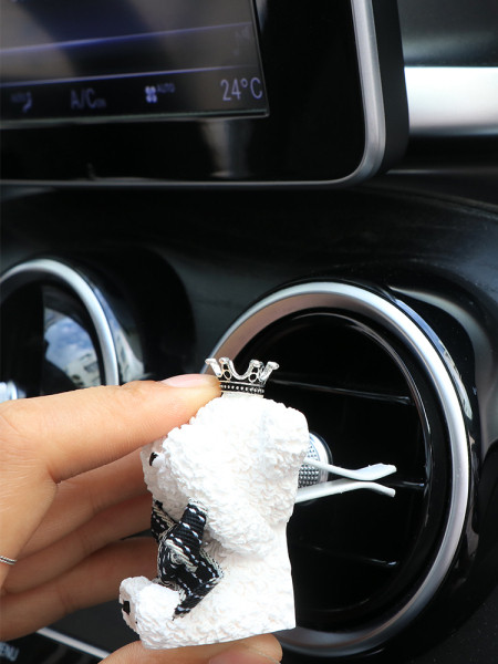 Aromaterapijai su eteriniais aliejais tinkama dekoratyvinė meškos formos automobilio figūrėlė