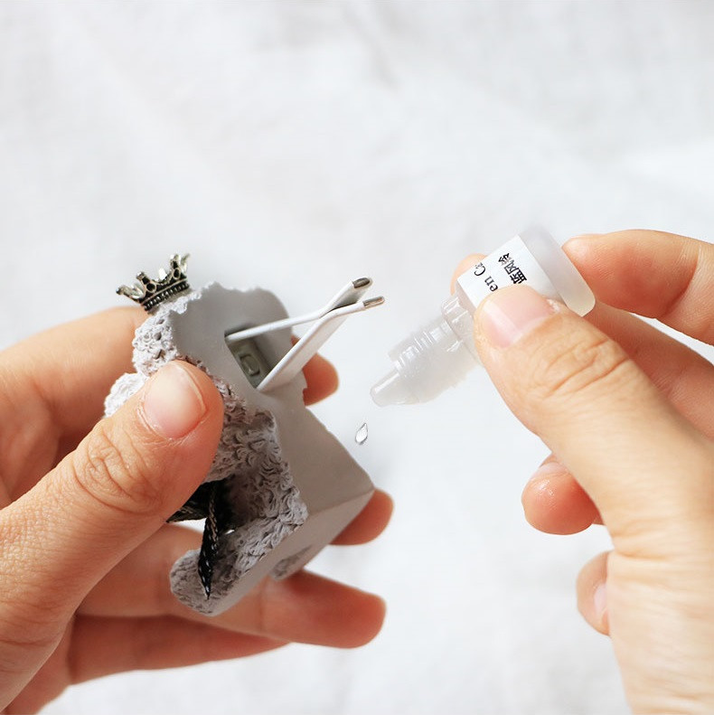 Aromaterapijai su eteriniais aliejais tinkama dekoratyvinė meškos formos automobilio figūrėlė