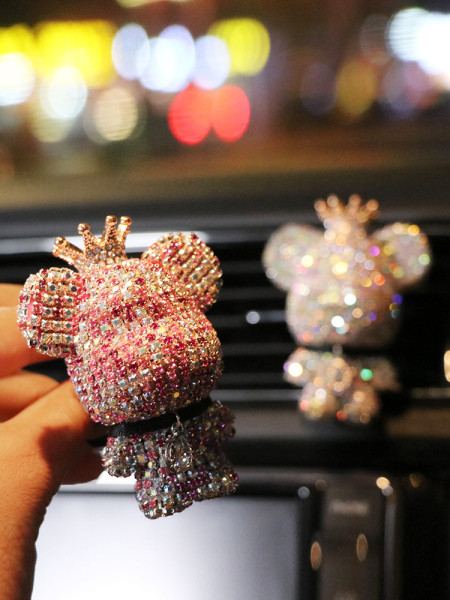 Dekoratív figura autóhoz kövekkel és koronával