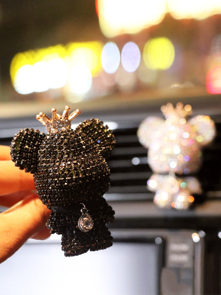 Dekoratív figura autóhoz kövekkel és koronával