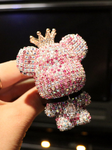 Dekoratív figura autóhoz kövekkel és koronával