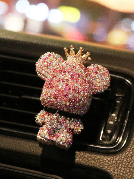 Dekoratív figura autóhoz kövekkel és koronával