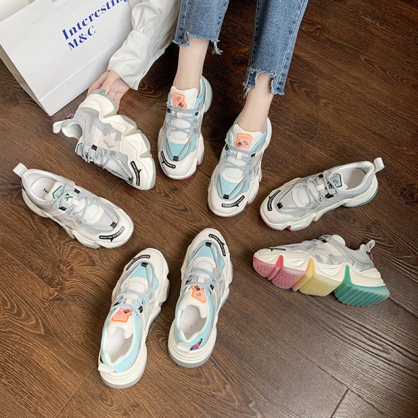 Modern női tavaszi tornacipő színes fűzőkkel és durva talppal