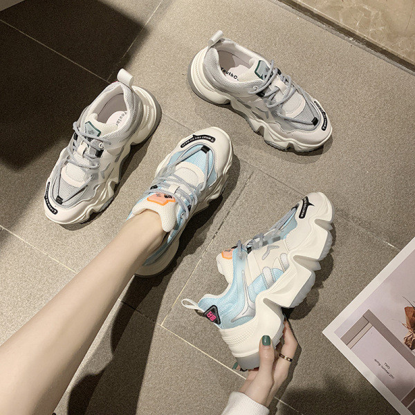 Modern női tavaszi tornacipő színes fűzőkkel és durva talppal