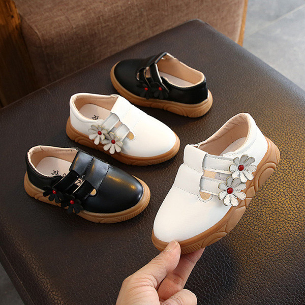 Bőr gyerekcipő 3D elemek lányoknak