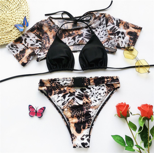 Modern háromrészes fürdőruha háromszög alakú felsővel és állatmintával