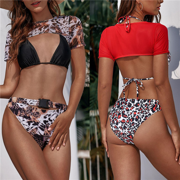 Modern háromrészes fürdőruha háromszög alakú felsővel és állatmintával