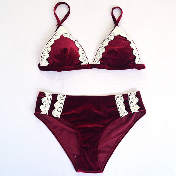 Kétrészes fürdőruha és bársony csipkével