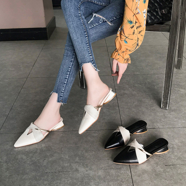 Modern női bőr papucs hegyes modell fém díszítéssel