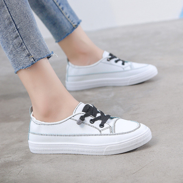 Tavaszi-nyári bőr tornacipő új modellje fűzővel és lapos talppal