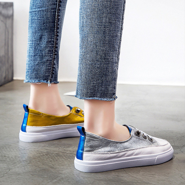 Fényes hatású, fűzős, lapos talpú női alkalmi tornacipő