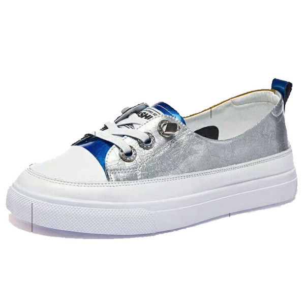 Fényes hatású, fűzős, lapos talpú női alkalmi tornacipő