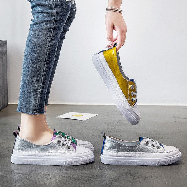 Fényes hatású, fűzős, lapos talpú női alkalmi tornacipő