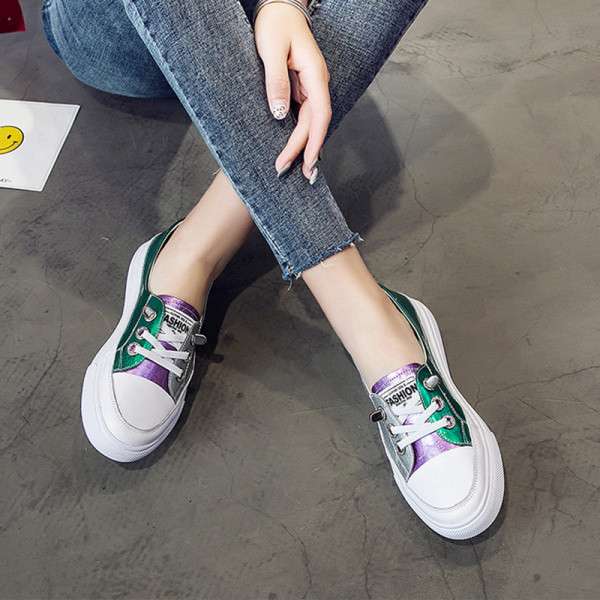 Fényes hatású, fűzős, lapos talpú női alkalmi tornacipő