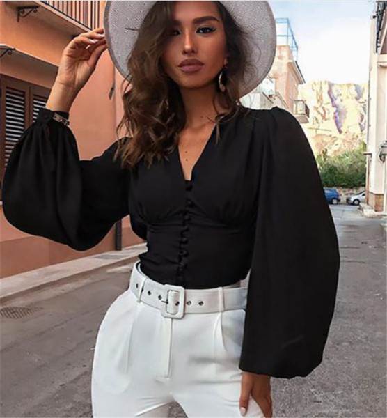 Stílusos női ing spitz nyakkivágással és hosszú, széles ujjakkal