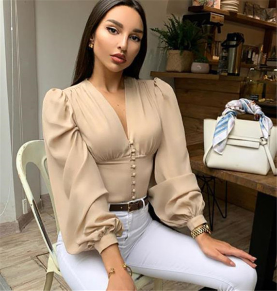 Stílusos női ing spitz nyakkivágással és hosszú, széles ujjakkal