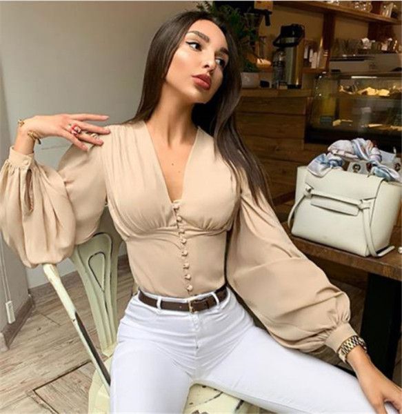 Stílusos női ing spitz nyakkivágással és hosszú, széles ujjakkal