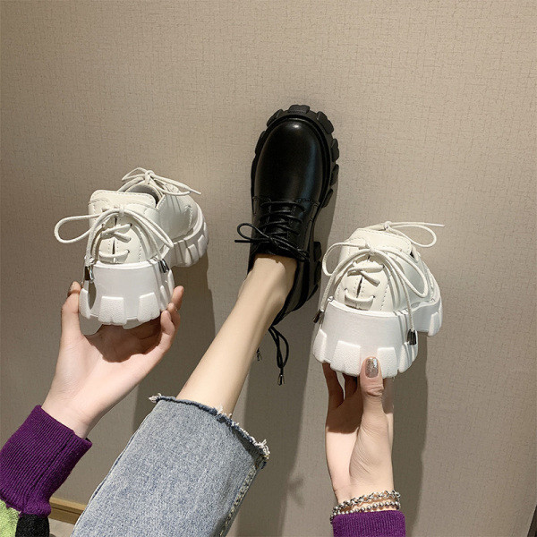 Modern női cipők durva talppal és fűzővel