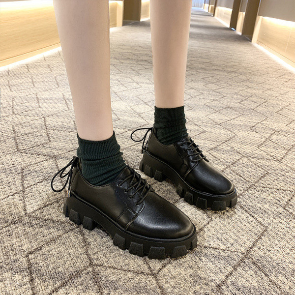 Modern női cipők durva talppal és fűzővel