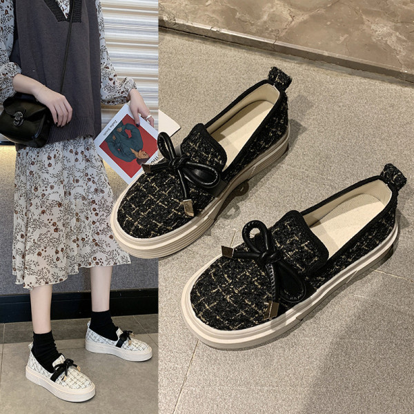 Alkalmi kockás női cipő lapos talppal és szalaggal