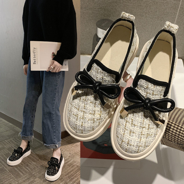 Alkalmi kockás női cipő lapos talppal és szalaggal