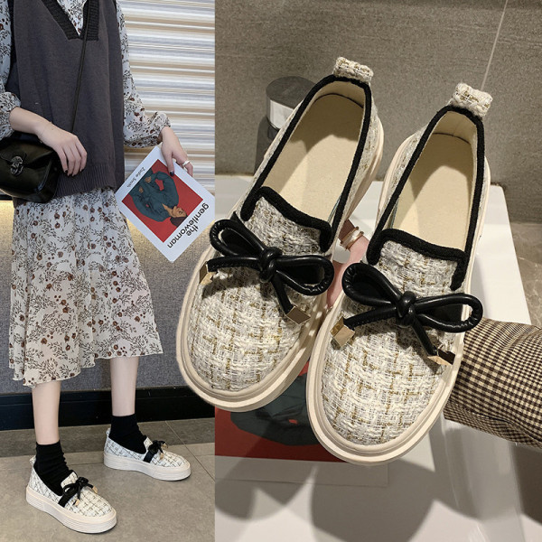 Alkalmi kockás női cipő lapos talppal és szalaggal