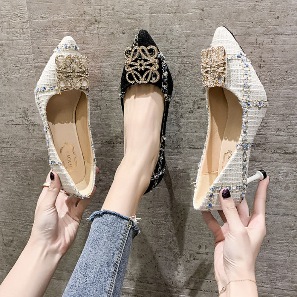 Stílusos női cipő vékony sarkú fém csattal - hegyes modell