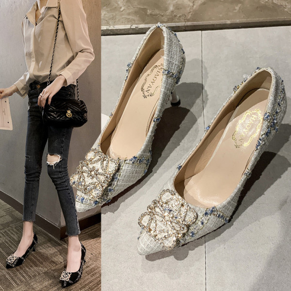 Stílusos női cipő vékony sarkú fém csattal - hegyes modell