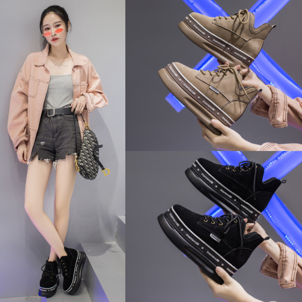 Női őszi-téli tornacipő magas talppal, feliratokkal