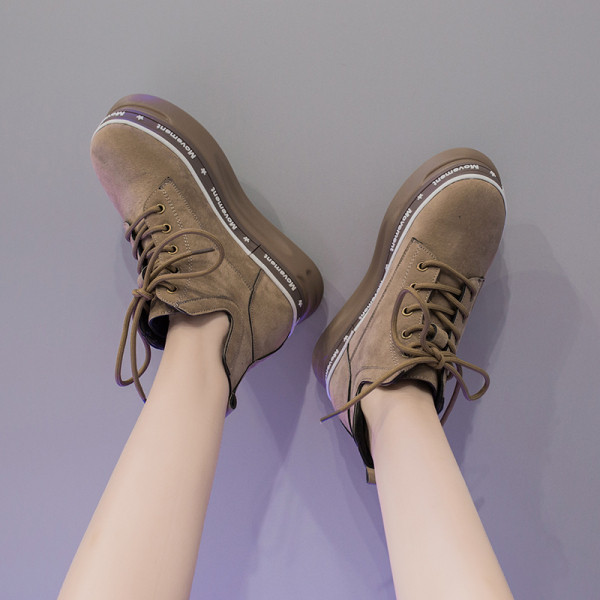 Női őszi-téli tornacipő magas talppal, feliratokkal