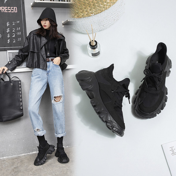 Aktuális női tornacipő durva talppal, fekete színben