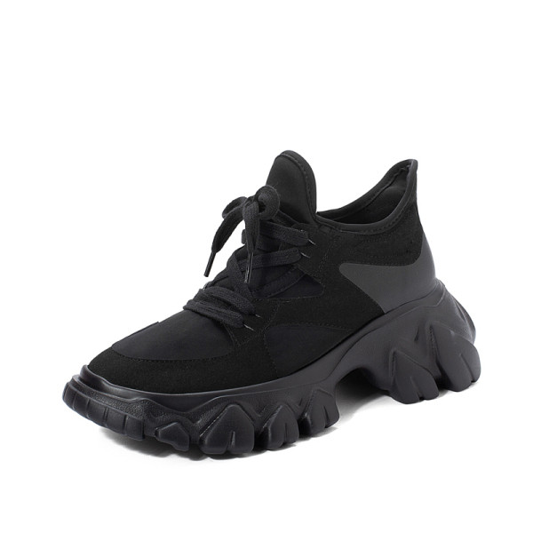 Aktuális női tornacipő durva talppal, fekete színben