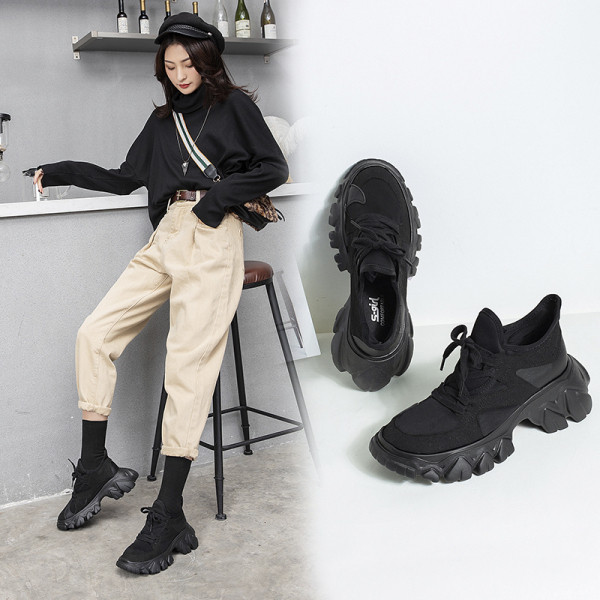 Aktuális női tornacipő durva talppal, fekete színben