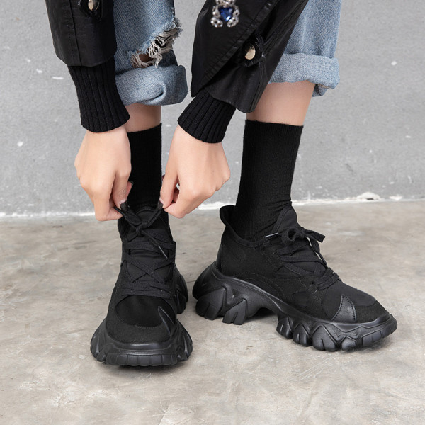 Aktuális női tornacipő durva talppal, fekete színben