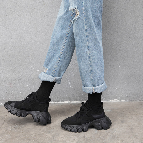 Aktuális női tornacipő durva talppal, fekete színben