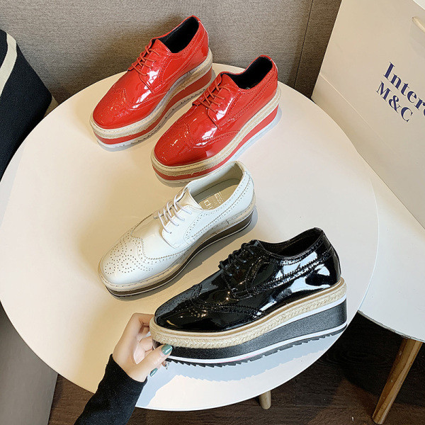 Alkalmi női lakkcipő lapos és magas talppal