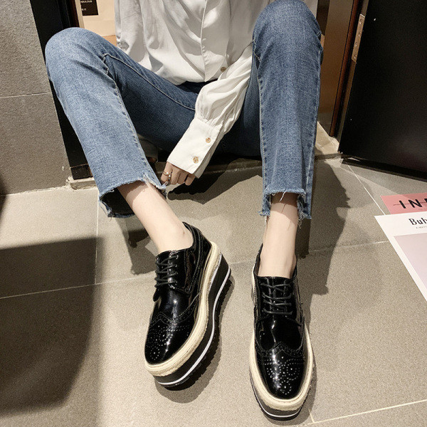 Alkalmi női lakkcipő lapos és magas talppal