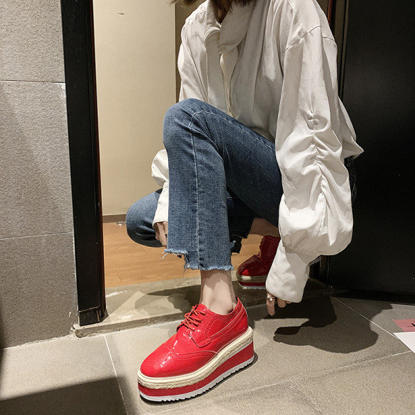 Alkalmi női lakkcipő lapos és magas talppal