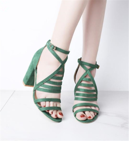 Új modell női szandál vastag sarkú öko velúrból