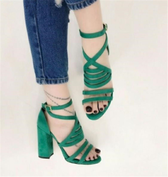 Új modell női szandál vastag sarkú öko velúrból