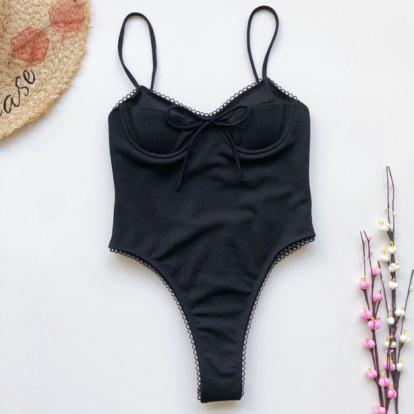 Egy egész fürdőruha vékony pántokkal és nyakkendőkkel