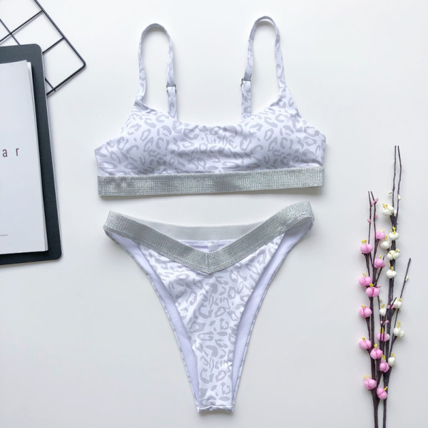 Modern kétrészes fürdőruha, mellszobor felsővel és leopárd mintával