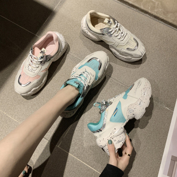 Tavaszi női tornacipő durva talppal