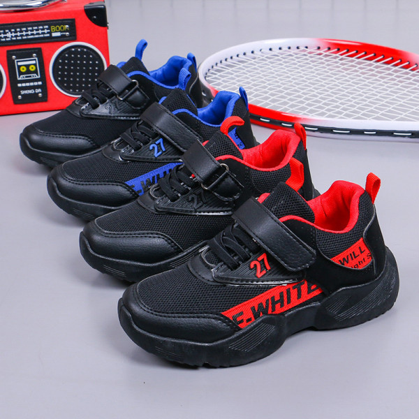 Tavaszi gyerek tornacipő matricával és feliratokkal fiúknak